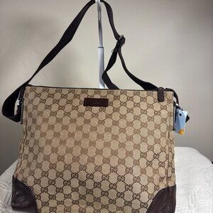 Gucci GG Canvas Messenger Bag – Beige/Brown – Model: “Gucci Monogram Messenger C